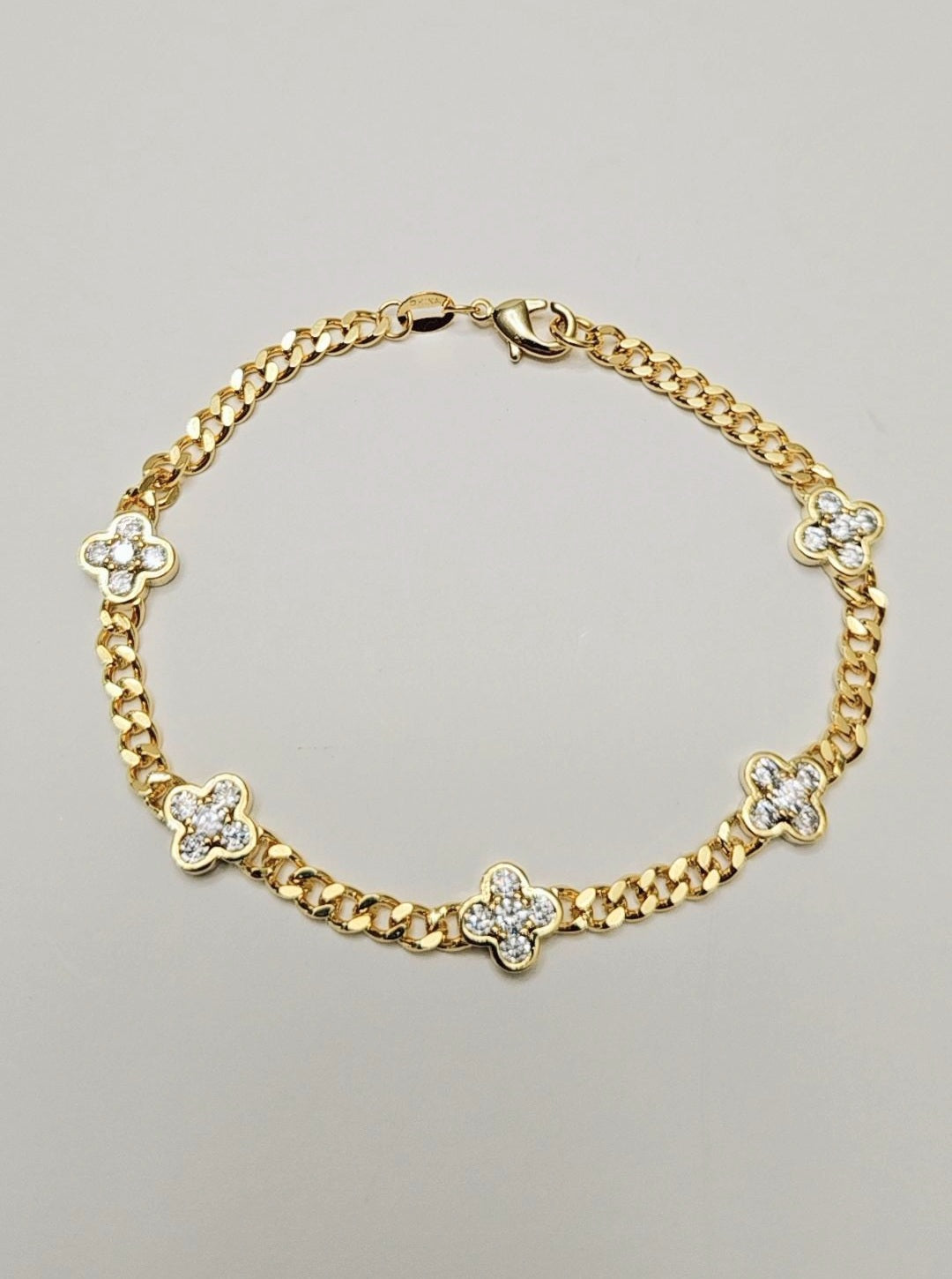 Five Small Motives Pave Diamante Alhmabra Gold Bracelet