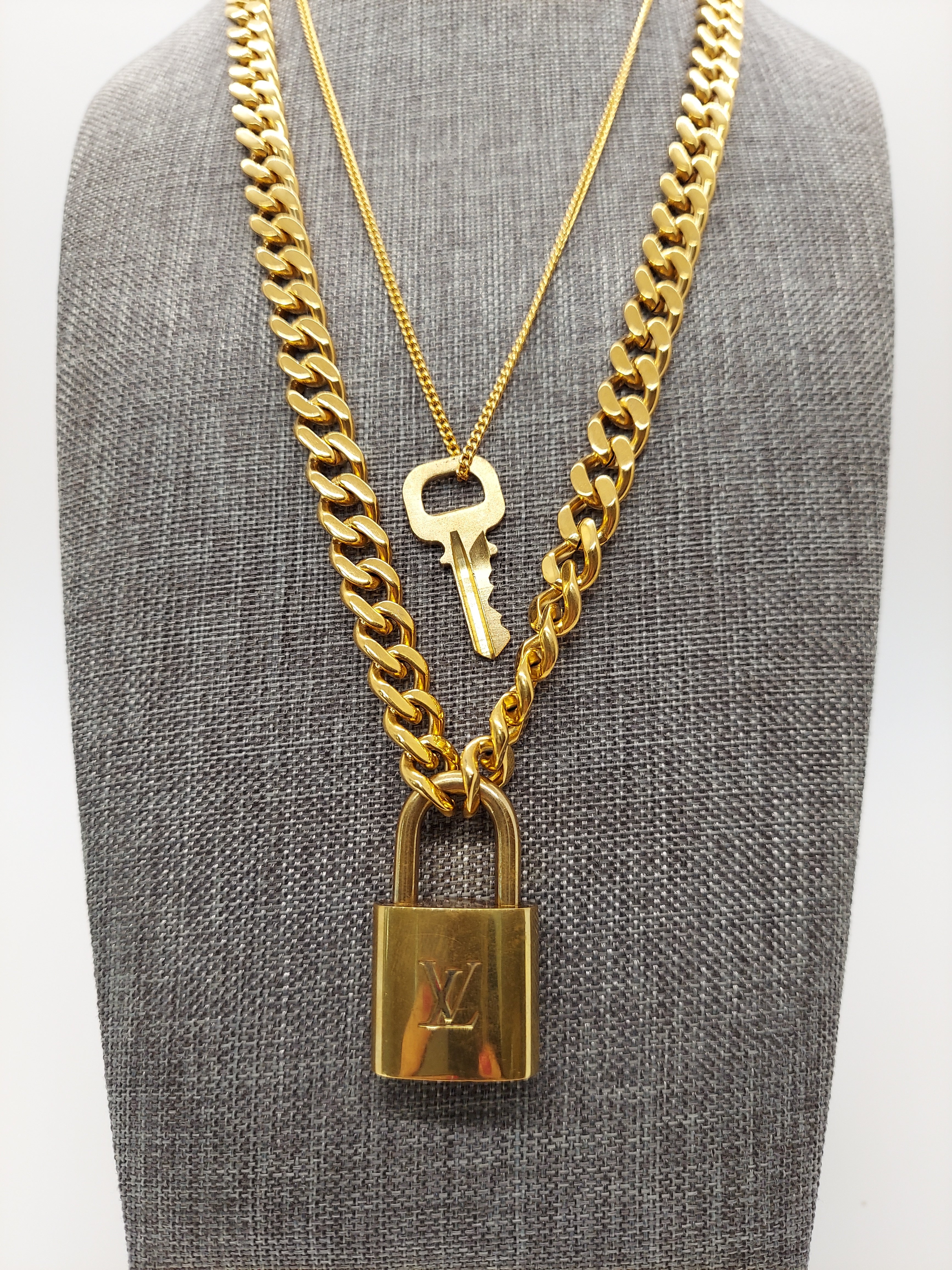 Louis Vuitton Necklace Padlock with single chain | eBay